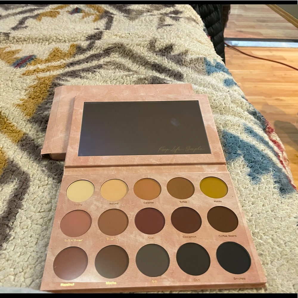 15 color eyeshadow palette Dominique Cosmetics